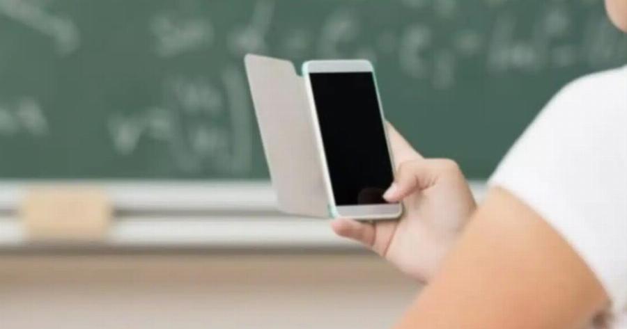 Σχολεία: 800 μονοήμερες αποβολές για κινητό σε μαθητές μέσα σε δυο εβδομάδες