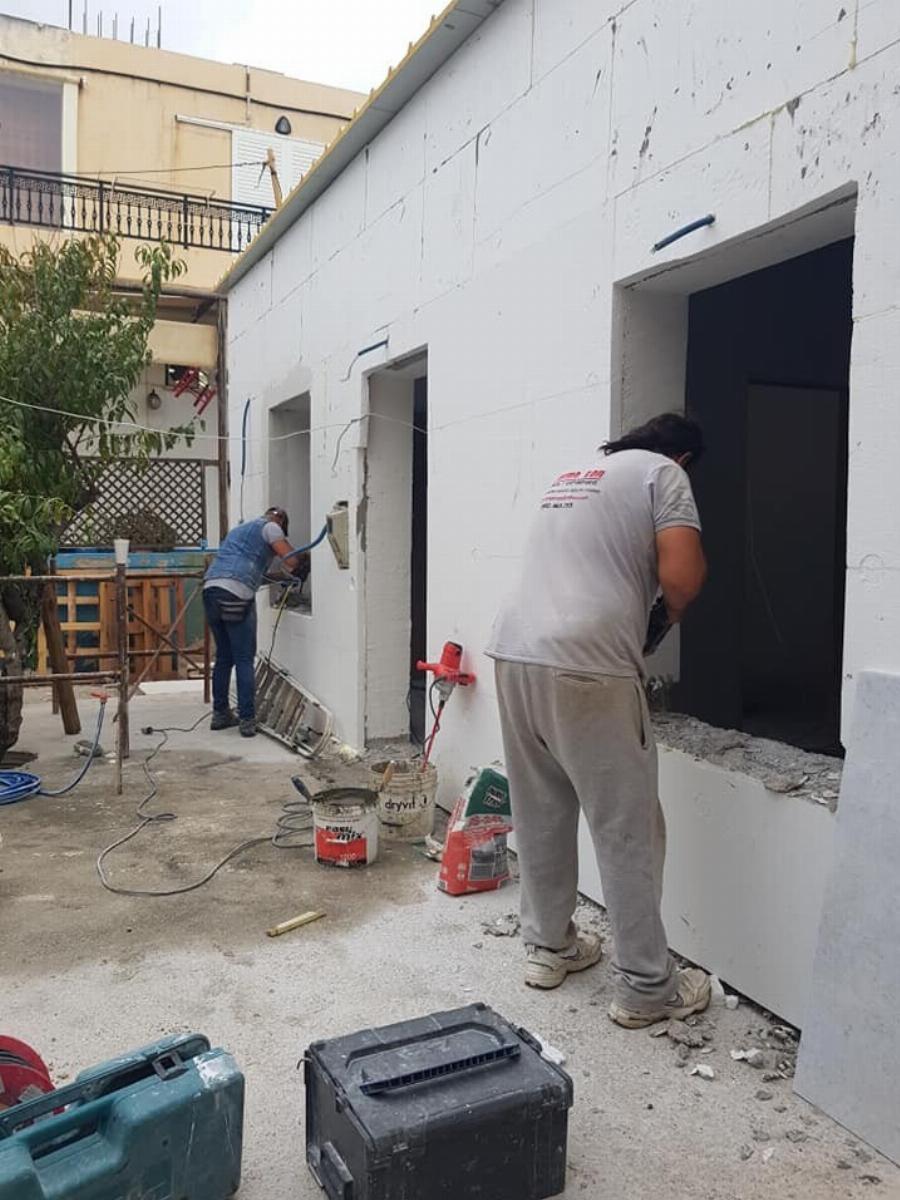 Χανιά | H τρώγλη μεταμορφώθηκε σε «μικρό παλάτι» για την άπορη γιαγιά με τα πέντε εγγόνια