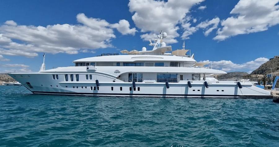 Όλη η Τήνος έτριβε τα μάτια της με το τεpάστιο γιοτ που έσκασε στο λιμάνι, μόλις είδαν ποιανού Έλληνα είναι