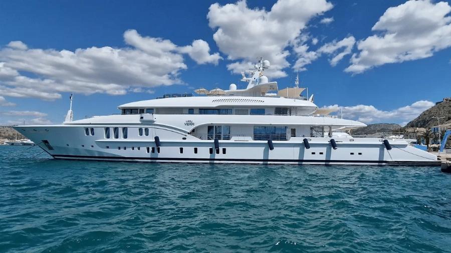 Όλη η Τήνος έτριβε τα μάτια της με το τεpάστιο γιοτ που έσκασε στο λιμάνι, μόλις είδαν ποιανού Έλληνα είναι