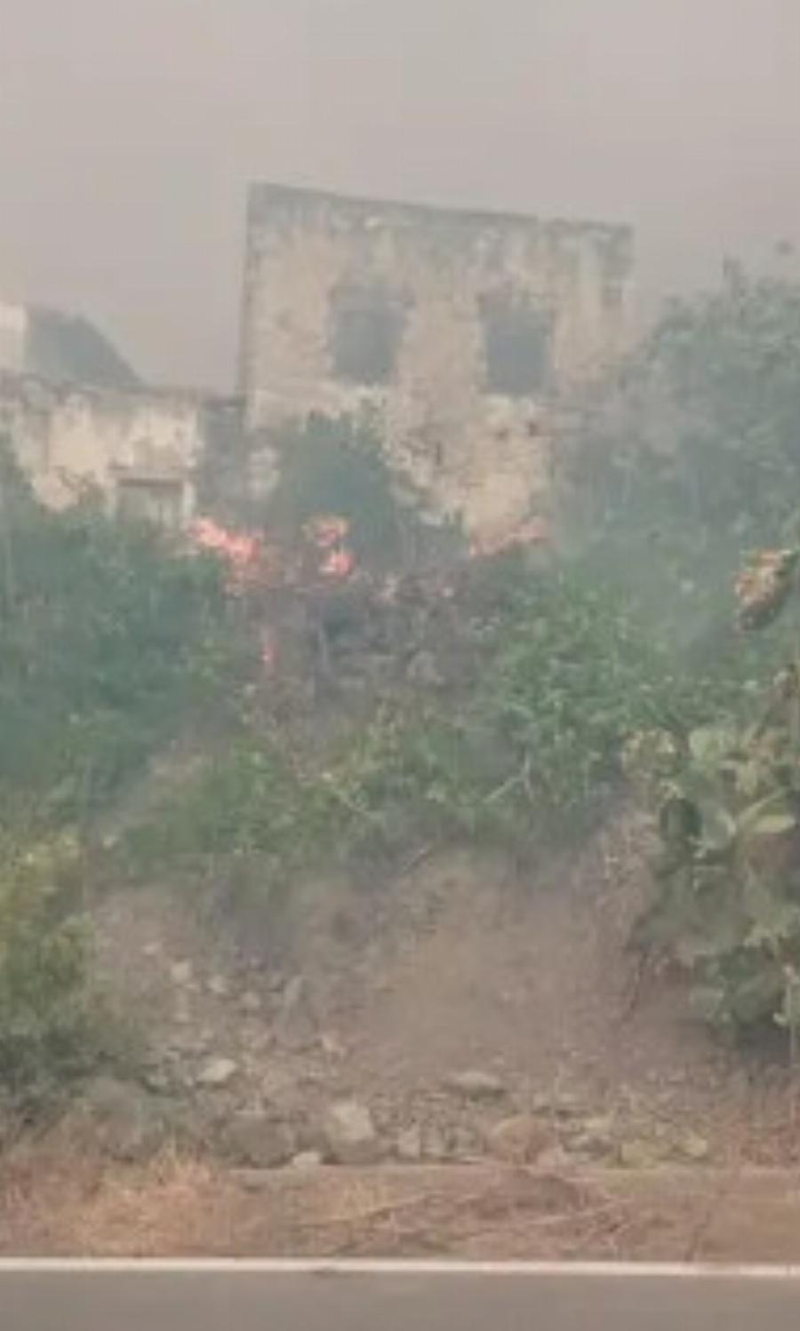 Πύρινη κόλαση – Μεγάλη φωτιά τώρα – Εκκενώνεται όλο το Νότιο τμήμα του Δήμου