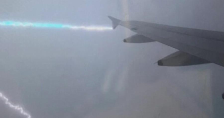 Πανικός τον αέρα – Κεραυνός χτύπησε αεροπλάνο