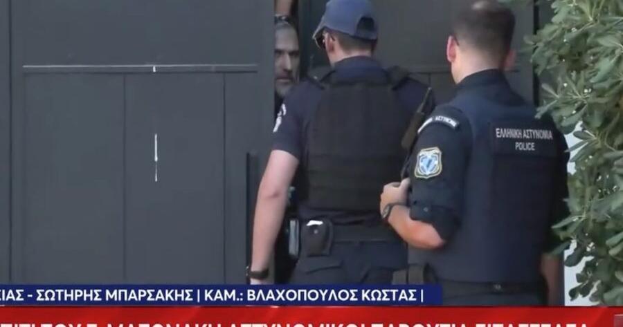 Μαζωνάκης: Σοκ! Άνοιξαν με τροχό την πόρτα του σπιτιού του – Στην Ασφάλεια οι αδερφές του και το ζευγάρι γιατρών
