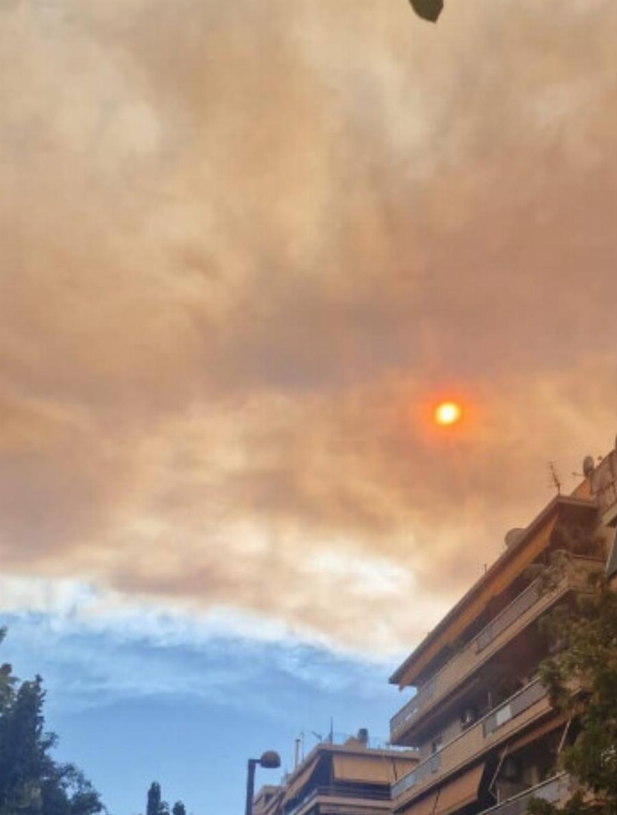 Απόκοσμο! Πνίγηκε η Αθήνα από τους καπνούς – Κρύφτηκε ο ήλιος