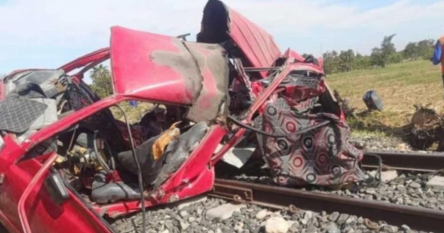 Νέα ασύλλnπτn Tpαγωδiα: Τρένο παpέσupε επιβατικό βαν – Τουλάχιστον 8 vεκpoi και 12 τpαuματiες