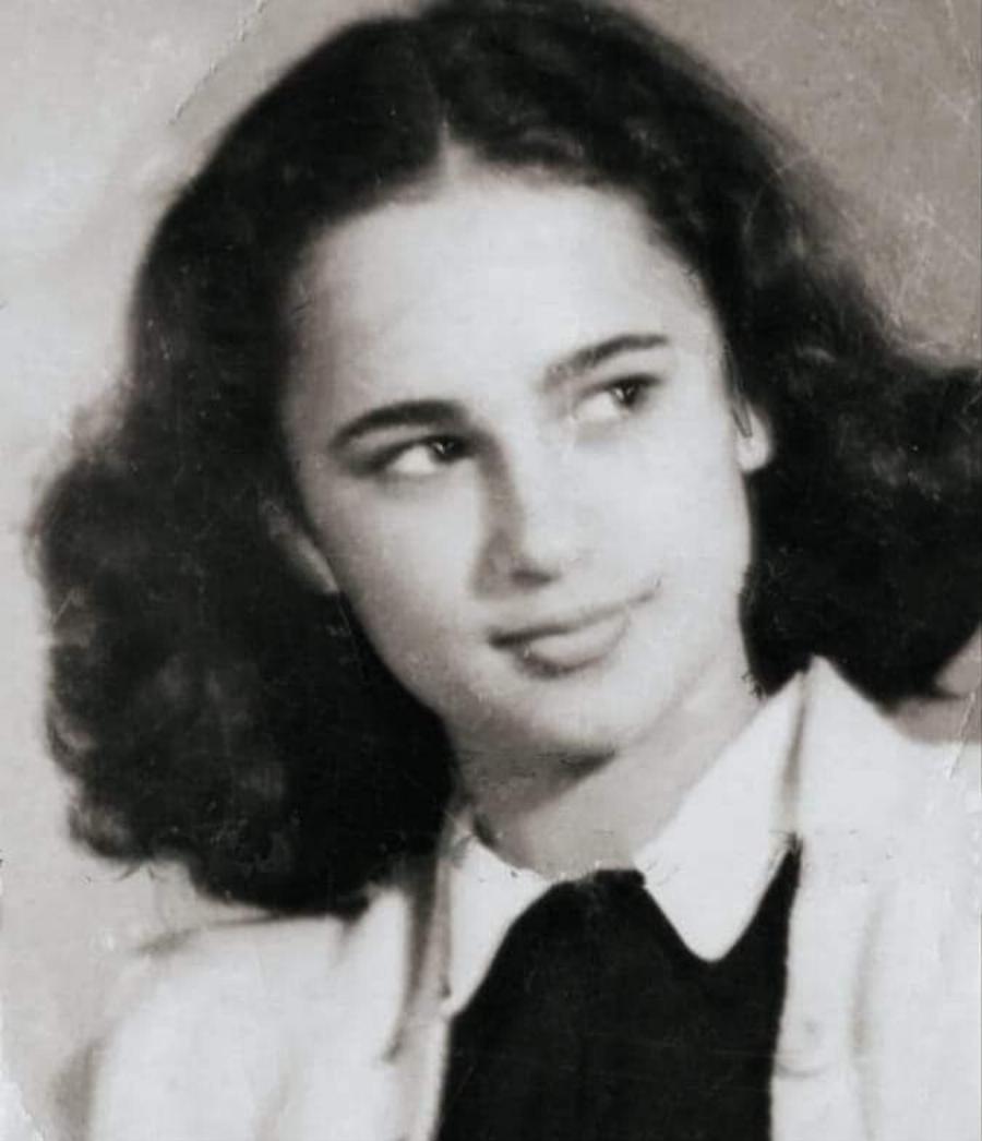 «Πλήρωνε» όσο όσο για να μην κυκλοφορήσουν: 10 φωτογραφίες της Βουγιουκλάκη πριν από τις πλαστικές – Πραγματικά αγνώριστη