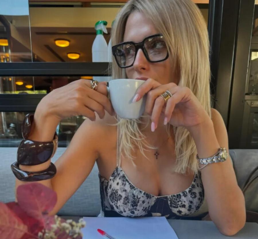 Κατερίνα Λιόλιου: Εντυπωσιάζει με νέο λουκ: Ο καφές της ημέρας δεν ήταν ποτέ πιο στιλάτος