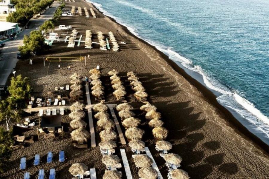 Παράκληση μιας μητέρας: Την επόμενη φορά που θα πάτε παραλία, αφήστε τις μπροστά ξαπλώστρες σε γονείς με παιδιά