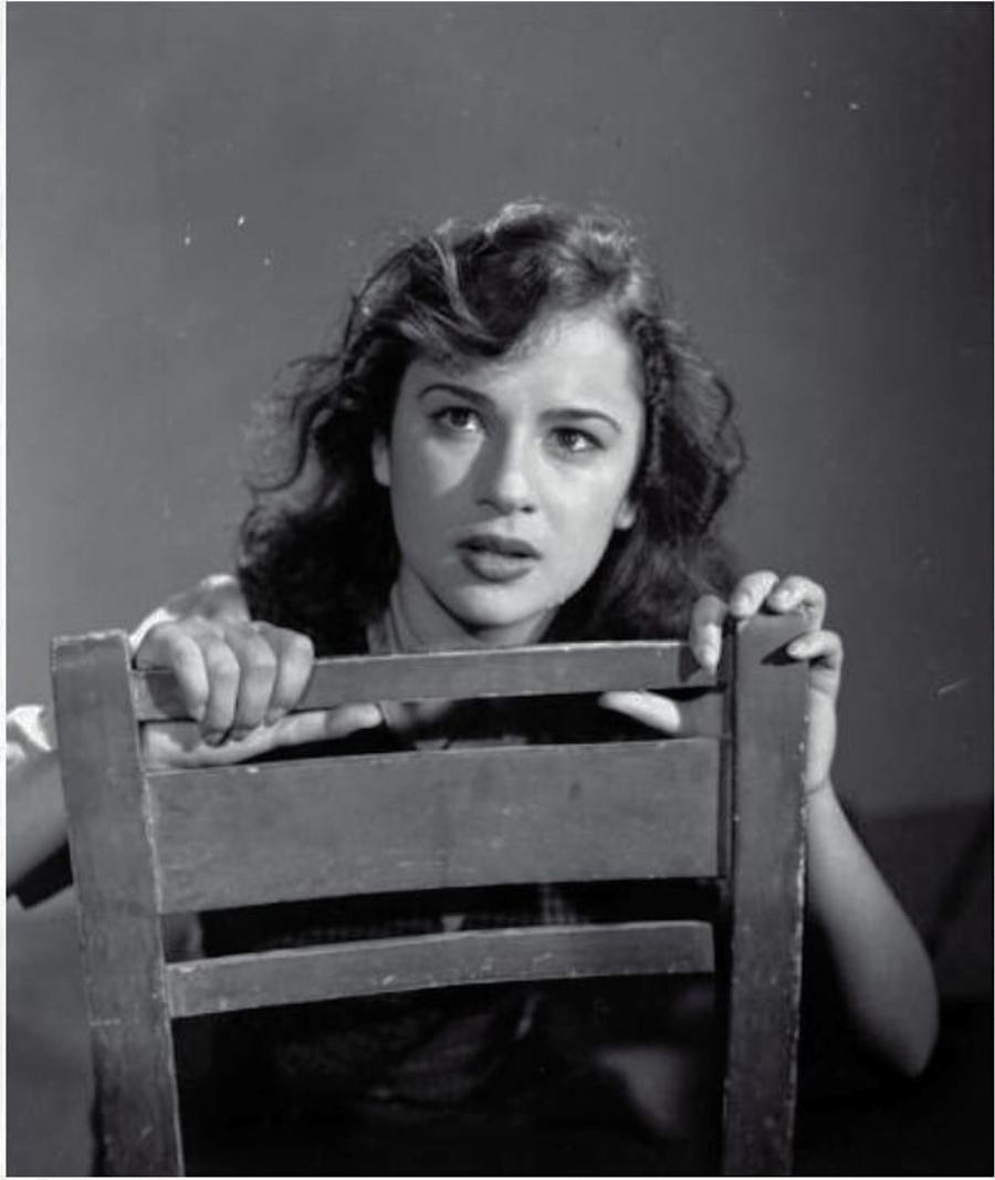 «Πλήρωνε» όσο όσο για να μην κυκλοφορήσουν: 10 φωτογραφίες της Βουγιουκλάκη πριν από τις πλαστικές – Πραγματικά αγνώριστη