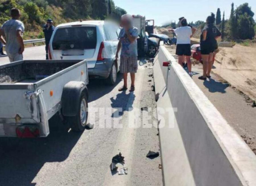 Συγκλονίζουν οι εικόνες από την καραμπόλα με δύο νεκρούς και πέντε τραυματίες