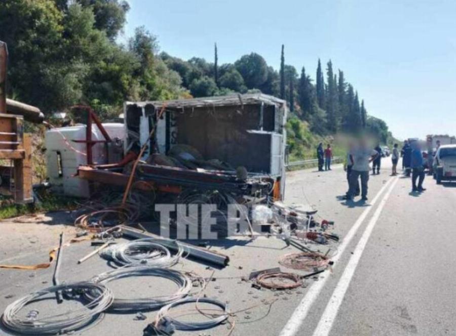 Συγκλονίζουν οι εικόνες από την καραμπόλα με δύο νεκρούς και πέντε τραυματίες