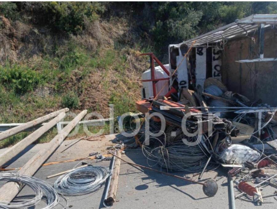 Συγκλονίζουν οι εικόνες από την καραμπόλα με δύο νεκρούς και πέντε τραυματίες