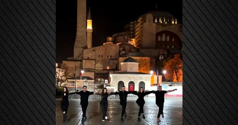 Έλληνες χόρεψαν «Τ’ άγια χώματα της Πόλης» μπροστά από την Αγία Σοφία