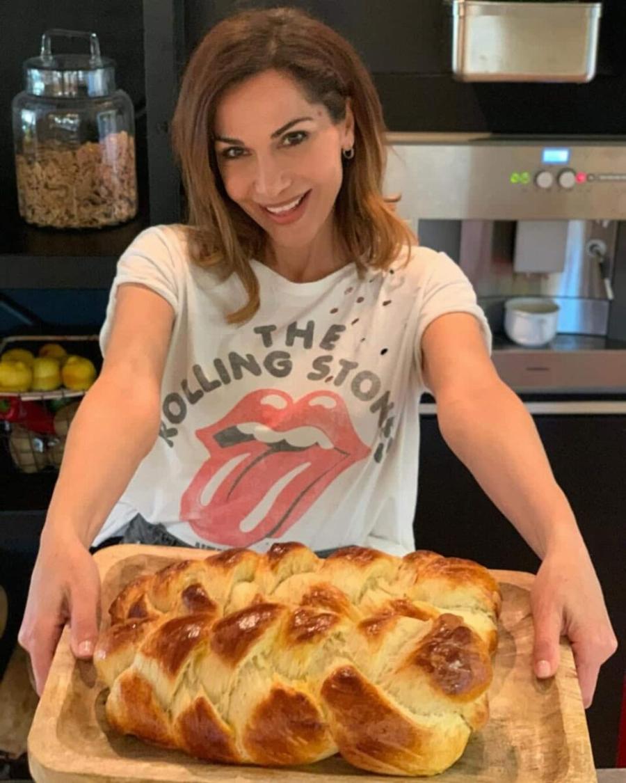 Δέσποινα Βανδή: Μπήκε στην κουζίνα του νέου της σπιτιού για πασχαλινά τσουρέκια και μας έδωσε τη συνταγή της