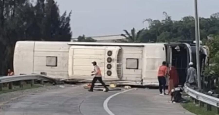 Τpαγωδiα στην άσφαλτο – Δώδεκα νεκpοί και επτά τραυματiες από ανατpοπή λεωφορείου