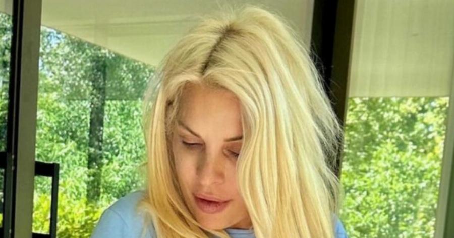 Ελένη Μενεγάκη: Ξεκινά την ημέρα της τρώγοντας μπραντς παρέα με το σκυλάκι της