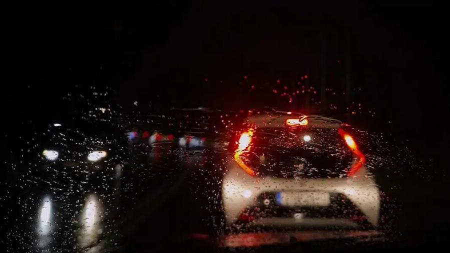 Άνοιξαν οι ουρανοί στην Αττική – Τι έρχεται