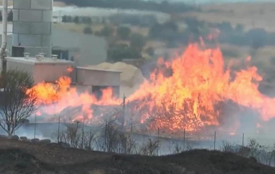 ΕΚΤΑΚΤΗ ΕΙΔΗΣΗ Καίγεται πασίγνωστο εργοστάσιο της χώρας – Ήχησε το «112» – «Παραμείνετε σε ετοιμότητα»