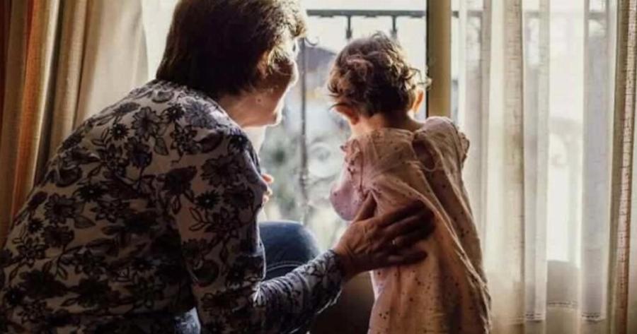 Κρατικό μηνιάτικο 500 εuρώ σε παππούδες και γιαγιάδες για να κρατάνε τα εγγόνια τους