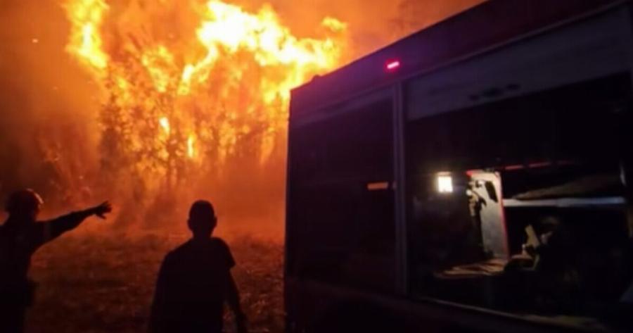 Τεράστια φωτιά μέσα στη νύχτα