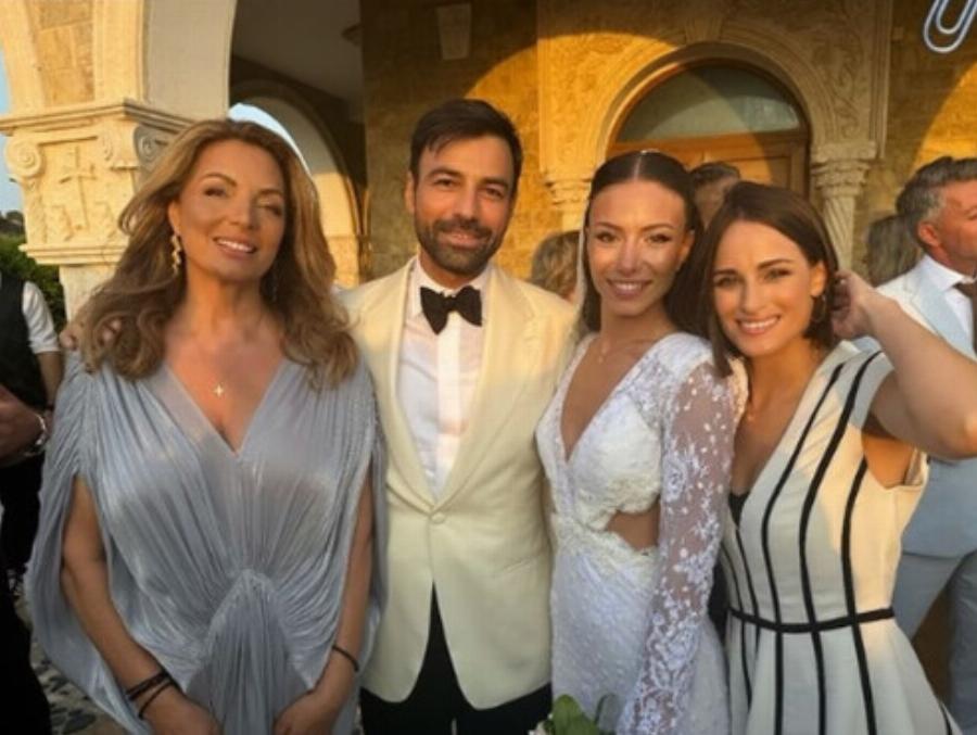 Σαν αρχαία Ελληνίδα θεά: Η Άντζελα Γκερέκου «άστραψε» στον γάμο του Ανδρέα Γεωργίου