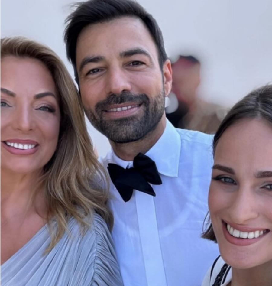 Σαν αρχαία Ελληνίδα θεά: Η Άντζελα Γκερέκου «άστραψε» στον γάμο του Ανδρέα Γεωργίου