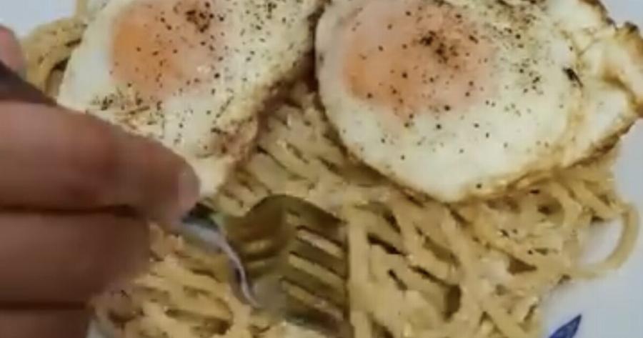 Η μακαρονάδα με αυγά και μυζήθρα που είναι πεντανόστιμη και καλύτερη από κρέας