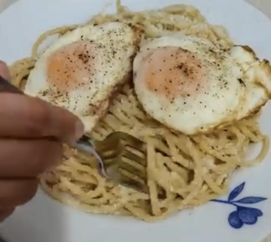 Η μακαρονάδα με αυγά και μυζήθρα που είναι πεντανόστιμη και καλύτερη από κρέας