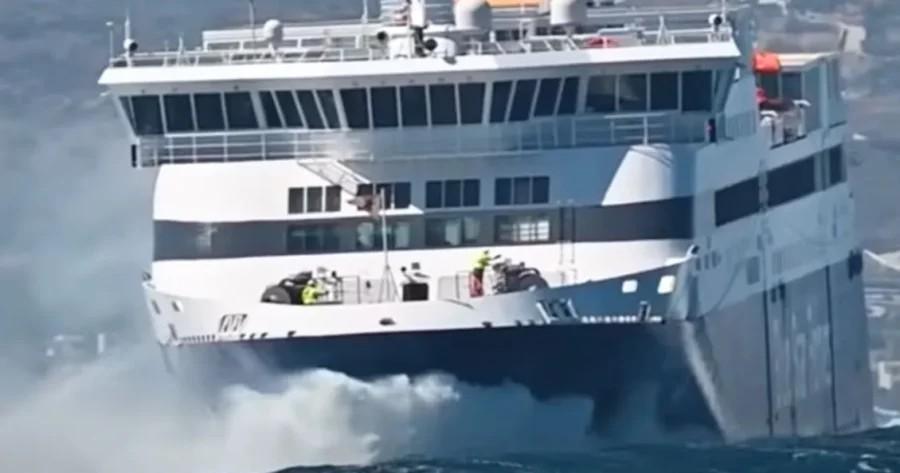 Θρίλερ με το Blue Star Naxos: Πάλευε στα κύματα με 9 μποφόρ – Είχε απαγορευτικό απόπλου (vid)