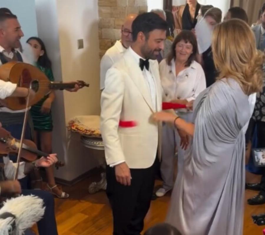 Σαν αρχαία Ελληνίδα θεά: Η Άντζελα Γκερέκου «άστραψε» στον γάμο του Ανδρέα Γεωργίου