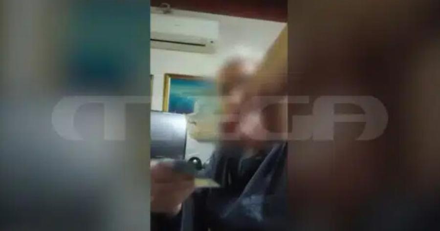 Ιερέας ρίχνει τα χαρτιά σε πιστούς και παίρνει λεφτά μέσα σε εκκλησία