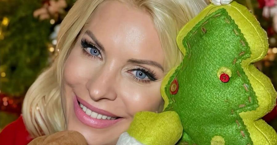 Ελένη Μενεγάκη: Στόλισε πανύψηλο και πολύ εντυπωσιακό χριστουγεννιάτικο δέντρο και μας το δείχνει