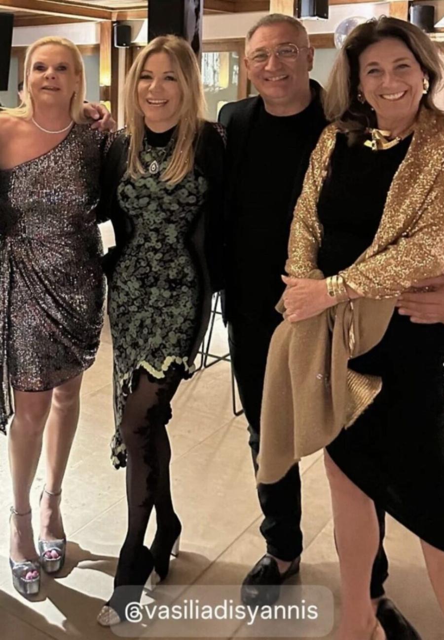 Μαριάννα Λάτση: Είναι 71, αλλά δείχνει 21! Βγήκε έξω με μίνι και τις «πάτnσε» κάτω όλες