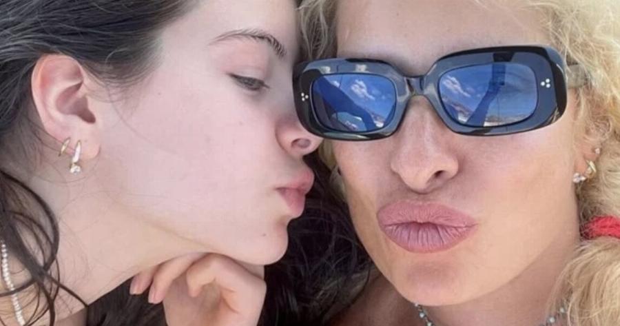 Πανύψηλη, μελαχρινή κούκλα: Η 16χρονη Βαλέρια Λάτσιου βόλτα με τη μαμά Ελένη Μενεγάκη, σάστισαν οι περαστικοί