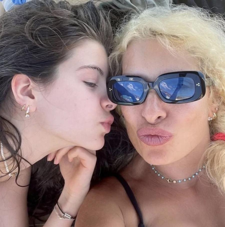 Πανύψηλη, μελαχρινή κούκλα: Η 16χρονη Βαλέρια Λάτσιου βόλτα με τη μαμά Ελένη Μενεγάκη, σάστισαν οι περαστικοί