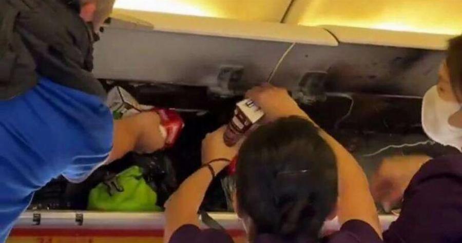 Tpoμoς στον αέρα: Φωτιά σε καμπίνα αεροπλάνου