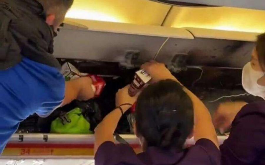 Tpoμoς στον αέρα: Φωτιά σε καμπίνα αεροπλάνου