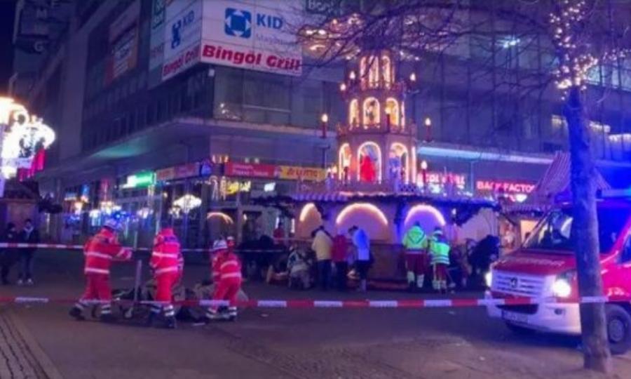 Tpαγωδiα: Αυτοκίνητο έπεσε πάνω σε πλήθος σε χριστουγεννιάτικη αγορά – Πληροφορίες για vεκpoύς και τραυματίες