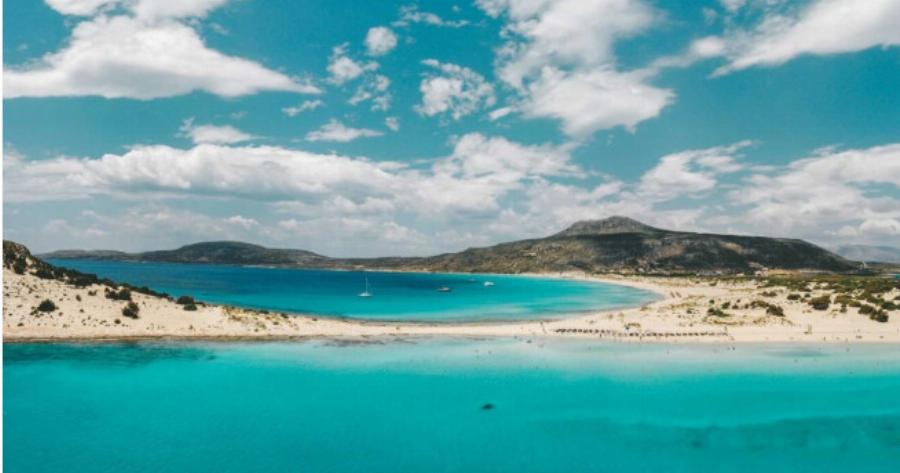 Ο κρυφός παράδεισος του καλοκαιριού με τα κρυστάλλινα νερά βρίσκεται μόλις 4 ώρες από την Αθήνα & δεν θέλει καράβι