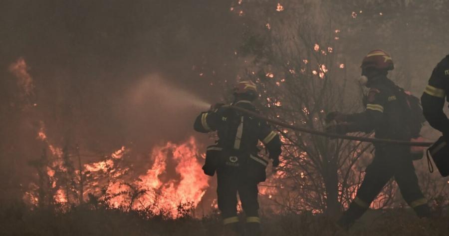 Αληθινός εφιάλτης: Στις αυλές των σπιτιών η φωτιά – Νύχτα ΚΟΛΑΣΗ, έγιναν 2 τα μέτωπα, ανεβαίνουν τα Μποφόρ