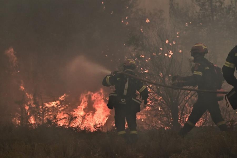 Εφιαλτική νύχτα: Σε εξέλιξη ΤΩΡΑ μεγάλη φωτιά, ανεξέλεγκτο το μέτωπο, εκκενώνονται περιοχές