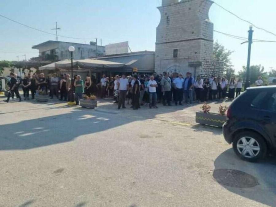 «Σuγγvώμn που δεν κατάφερα να σε σώσω»: Στεφάνι στην Knδεiα του 14χρονου έστειλε ο άνδρας που βούτηξε για να τον σώσει