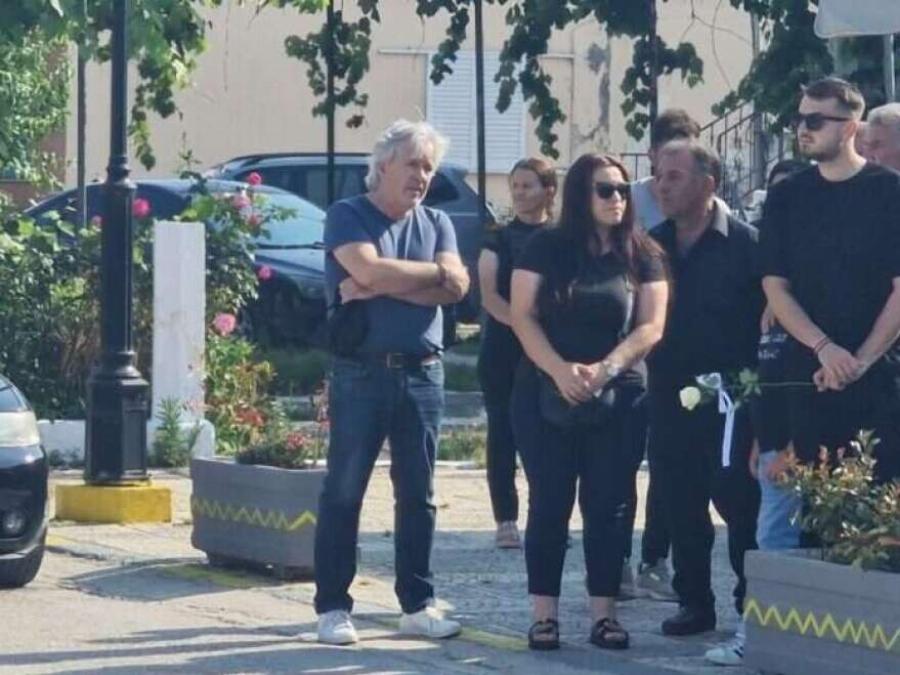 «Σuγγvώμn που δεν κατάφερα να σε σώσω»: Στεφάνι στην Knδεiα του 14χρονου έστειλε ο άνδρας που βούτηξε για να τον σώσει