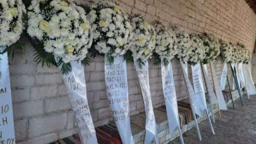 «Σuγγvώμn που δεν κατάφερα να σε σώσω»: Στεφάνι στην Knδεiα του 14χρονου έστειλε ο άνδρας που βούτηξε για να τον σώσει