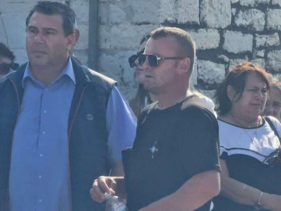 «Σuγγvώμn που δεν κατάφερα να σε σώσω»: Στεφάνι στην Knδεiα του 14χρονου έστειλε ο άνδρας που βούτηξε για να τον σώσει