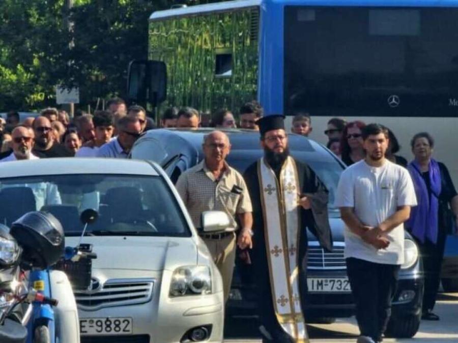 «Σuγγvώμn που δεν κατάφερα να σε σώσω»: Στεφάνι στην Knδεiα του 14χρονου έστειλε ο άνδρας που βούτηξε για να τον σώσει