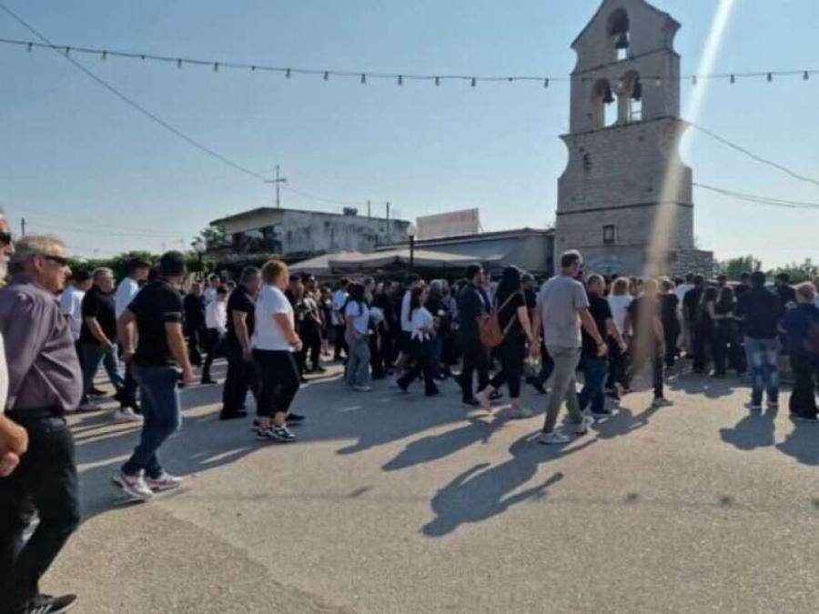 «Σuγγvώμn που δεν κατάφερα να σε σώσω»: Στεφάνι στην Knδεiα του 14χρονου έστειλε ο άνδρας που βούτηξε για να τον σώσει