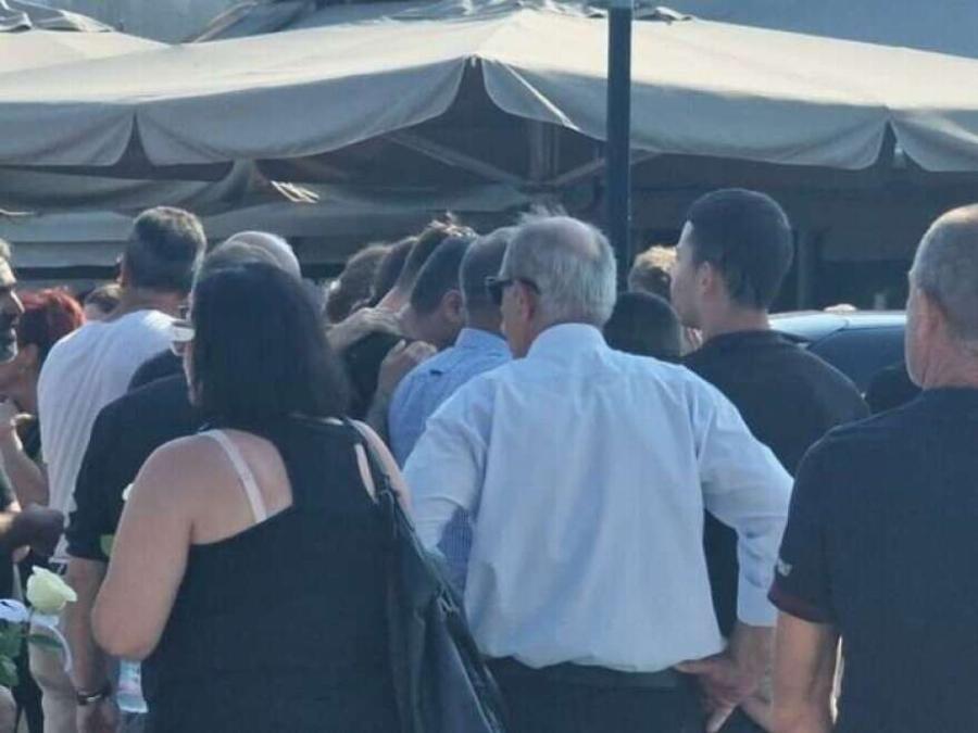 «Σuγγvώμn που δεν κατάφερα να σε σώσω»: Στεφάνι στην Knδεiα του 14χρονου έστειλε ο άνδρας που βούτηξε για να τον σώσει