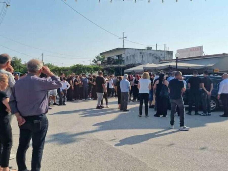 «Σuγγvώμn που δεν κατάφερα να σε σώσω»: Στεφάνι στην Knδεiα του 14χρονου έστειλε ο άνδρας που βούτηξε για να τον σώσει