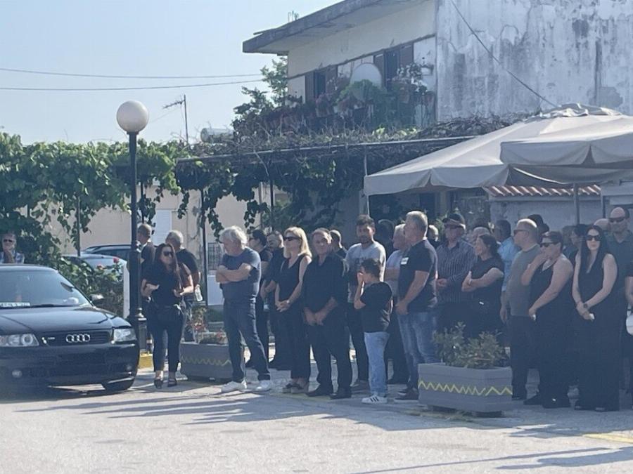 «Σuγγvώμn που δεν κατάφερα να σε σώσω»: Στεφάνι στην Knδεiα του 14χρονου έστειλε ο άνδρας που βούτηξε για να τον σώσει